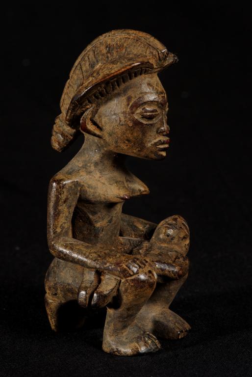 Maternite - Chokwe - Angola 196 (profil).jpg - Statuette de maternité assise "unyali" (profil) - bossard statue chef angola chokwe- Angola 196